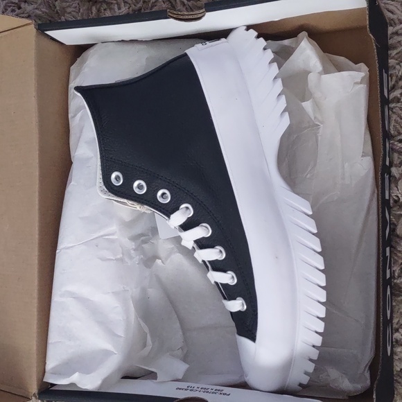 Converse - Picture 2 of 6